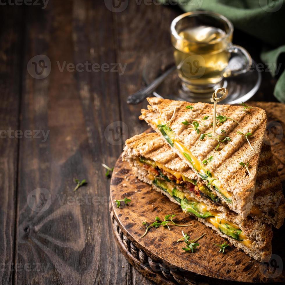 toast sani all'avocado per pranzo foto