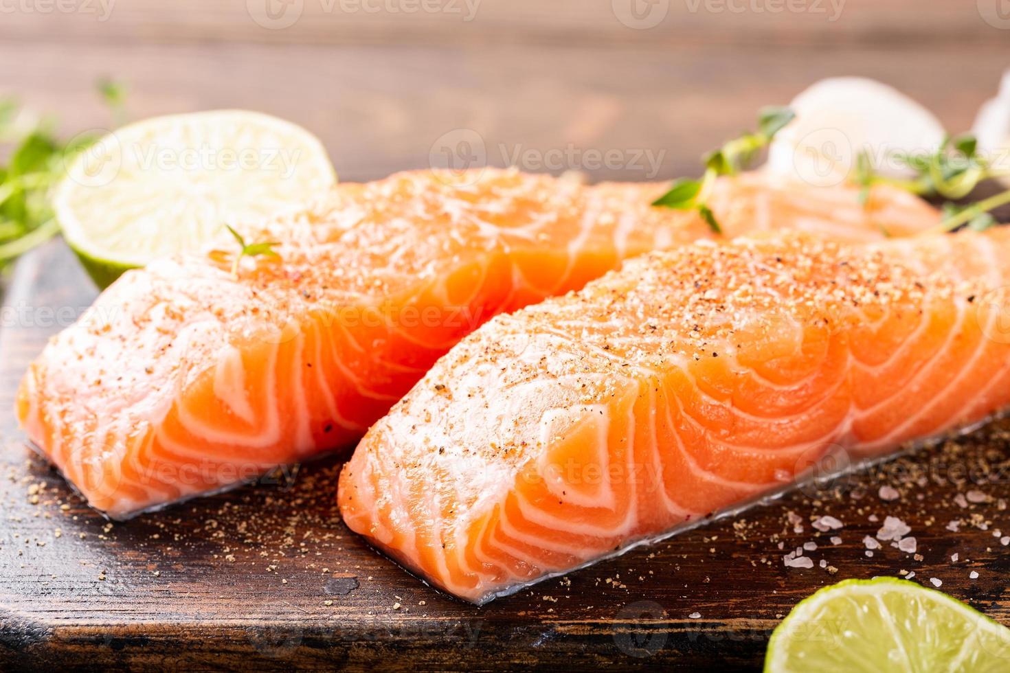 filetto di salmone crudo fresco foto