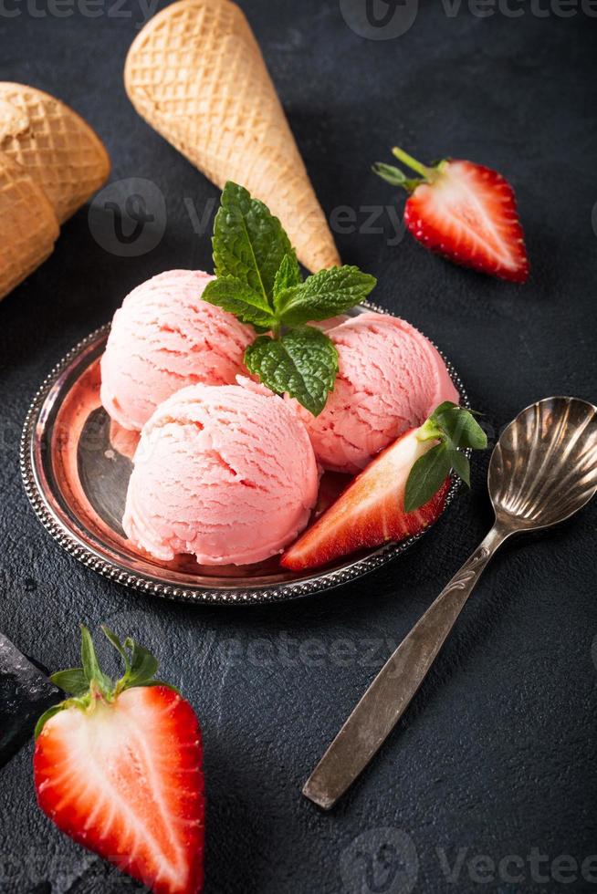 piatto con gelato alla fragola foto