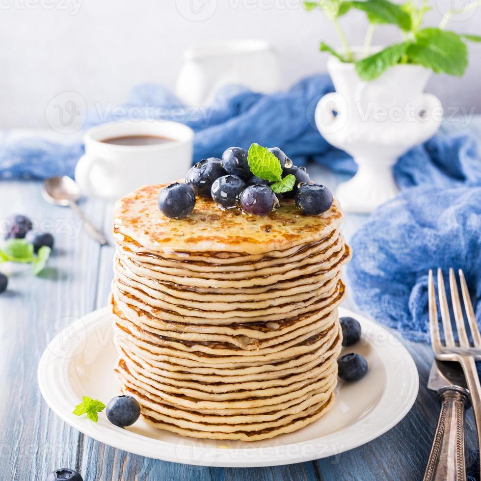 deliziose frittelle con mirtilli freschi foto