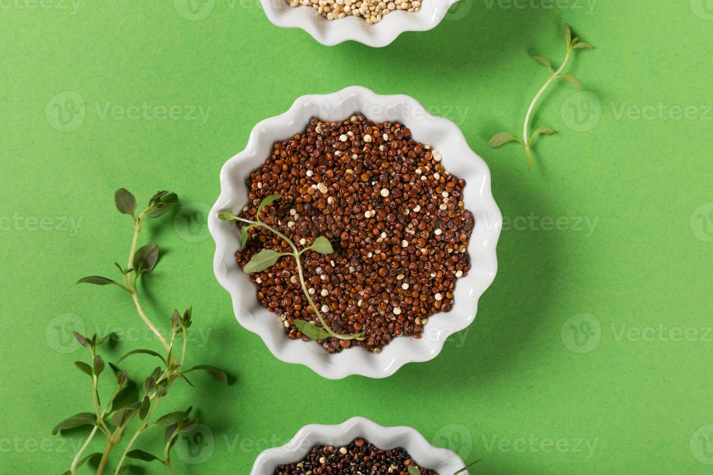quinoa in ciotole bianche foto