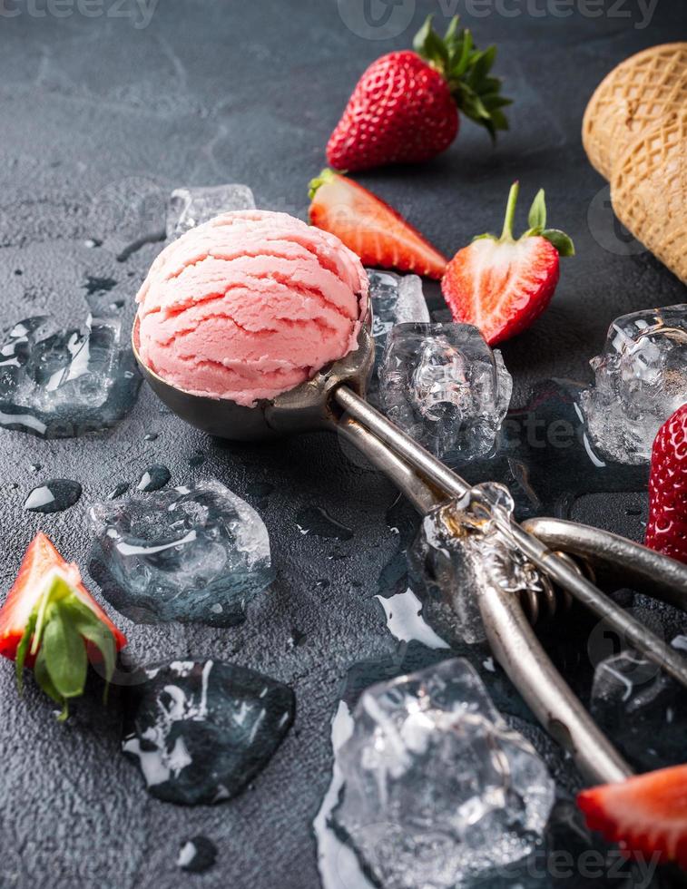 piatto con gelato alla fragola foto