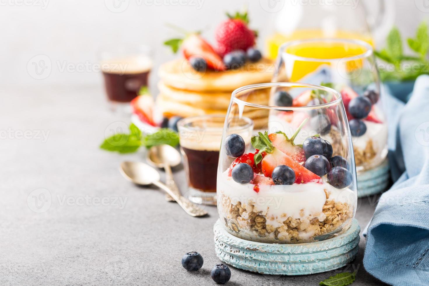 colazione con muesli, frittelle e frutti di bosco foto