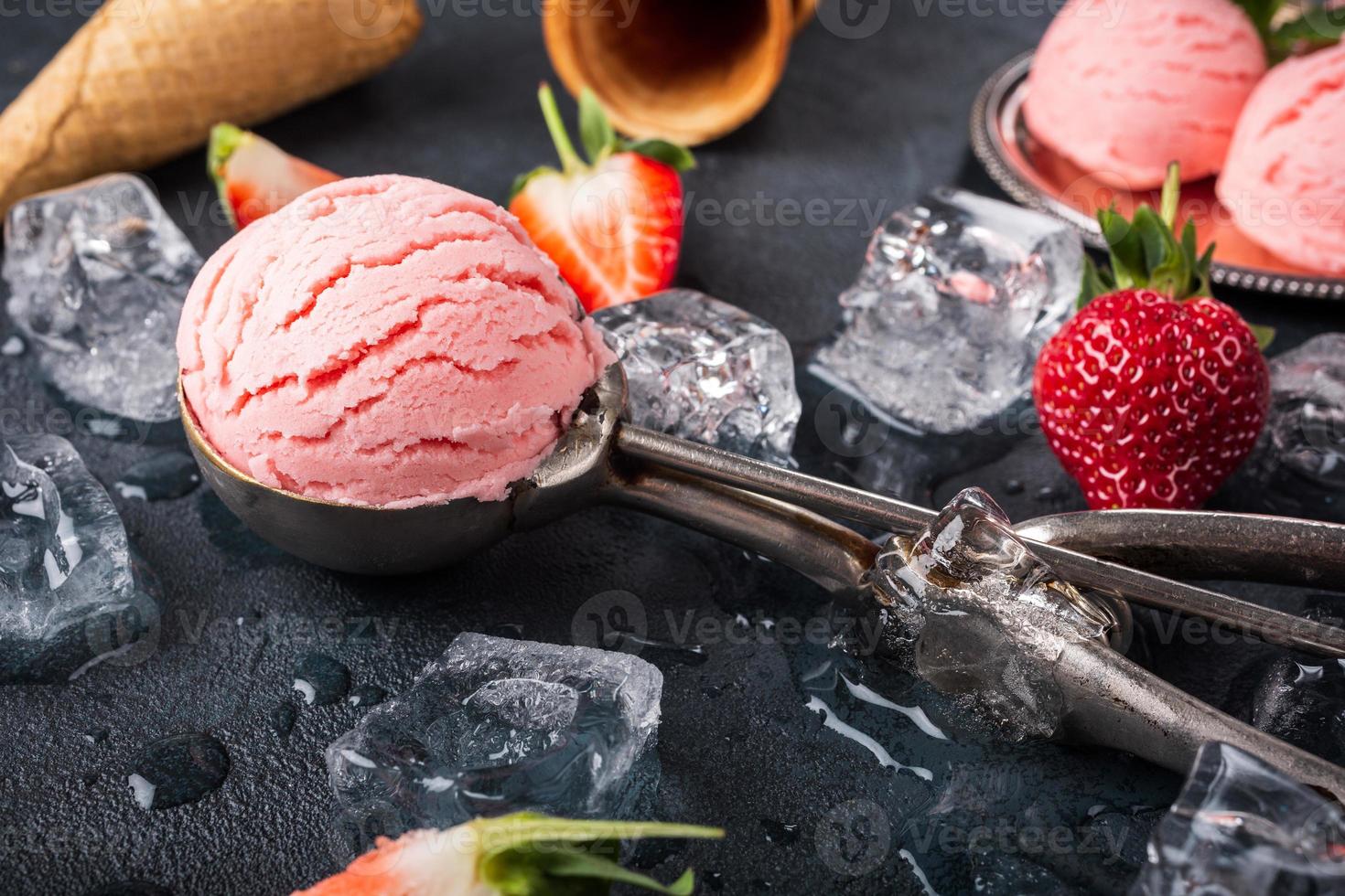 piatto con gelato alla fragola foto