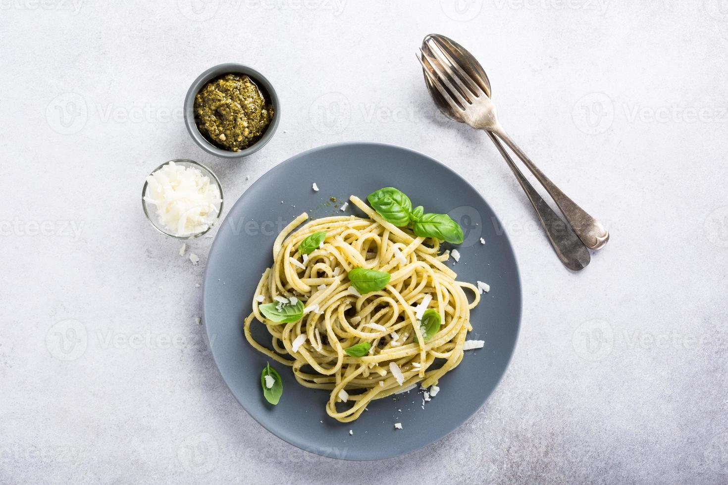 linguine al pesto verde foto