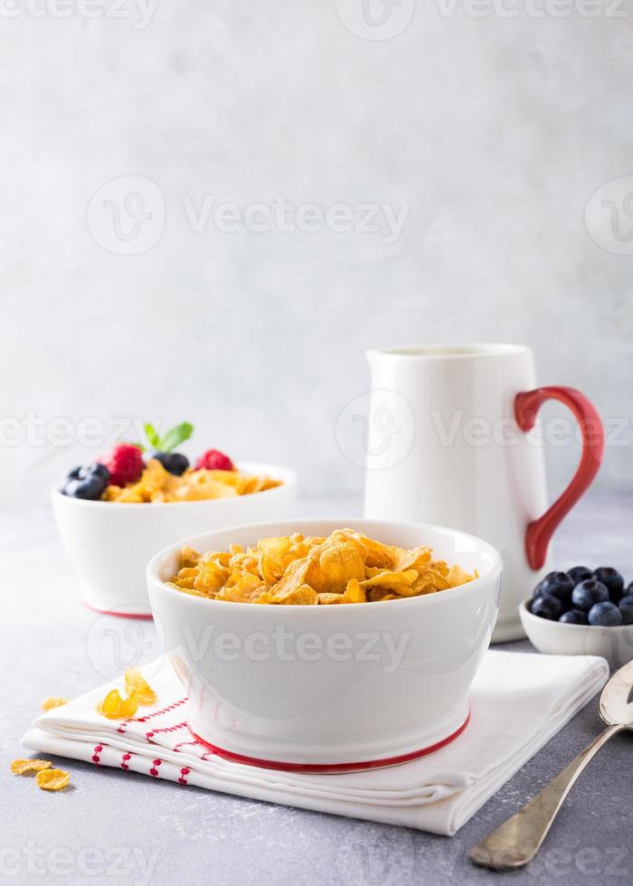 colazione salutare con corn flakes e frutti di bosco foto