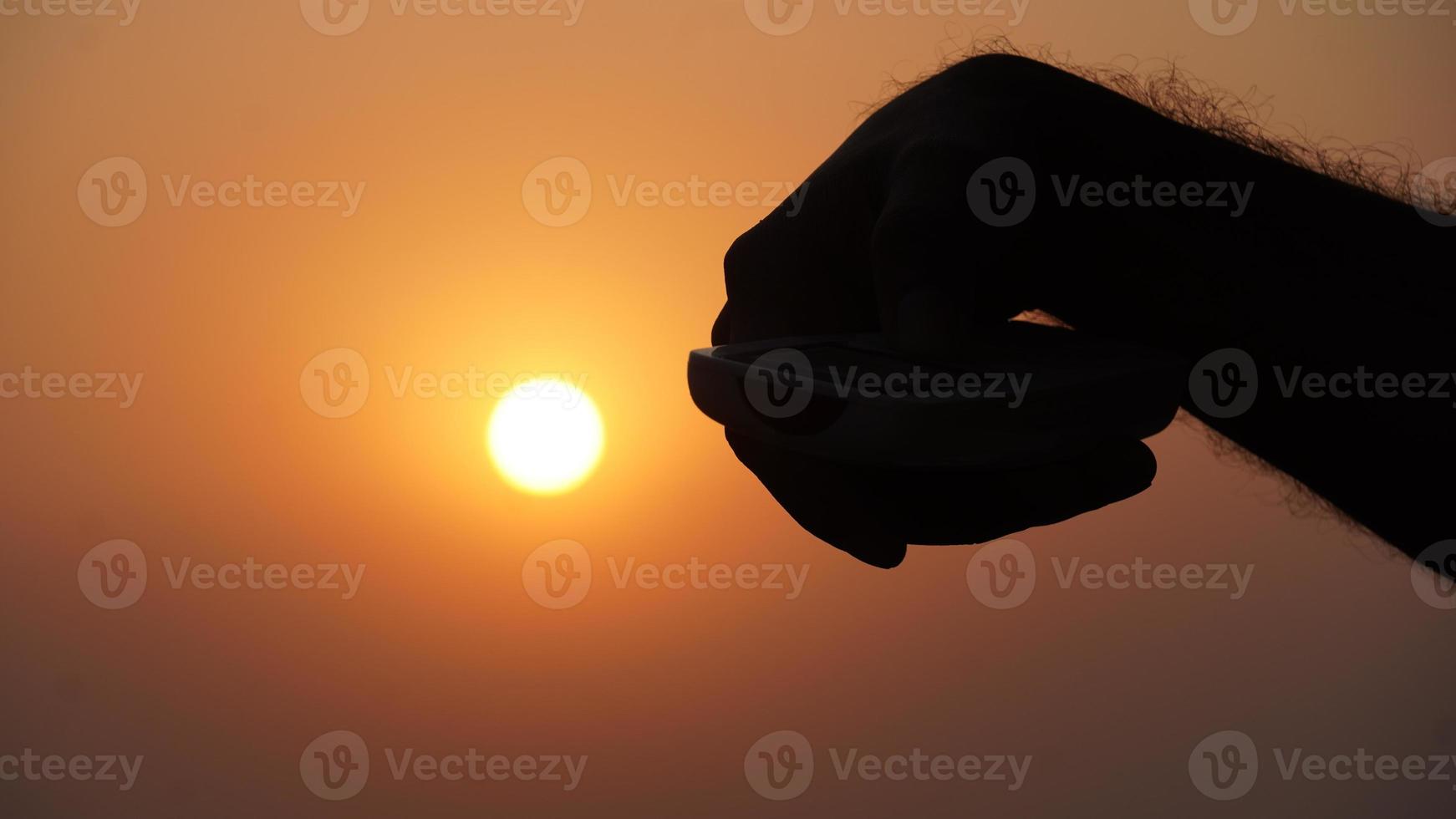 uomo che tocca il concetto di caldo estivo a distanza foto