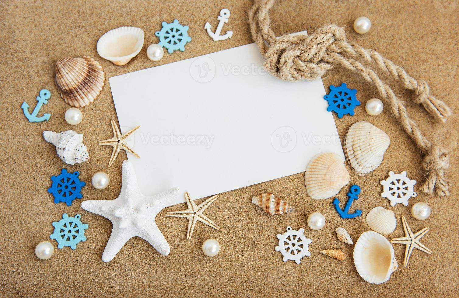 conchiglie, stelle marine e cartolina vuota foto