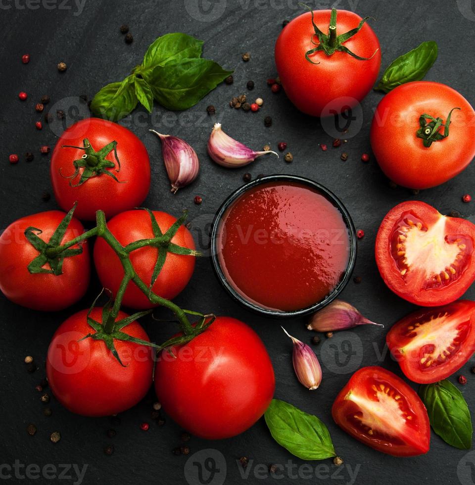 ciotola con salsa di pomodoro foto