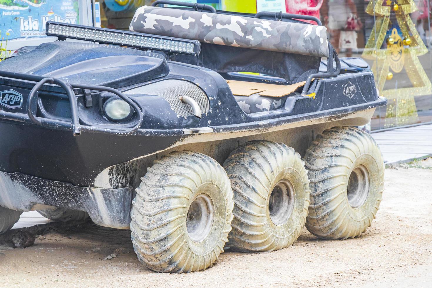 holbox mexico 22. dicembre 2021 carrello da golf buggy 6 ruote muddy street village holbox mexico. foto