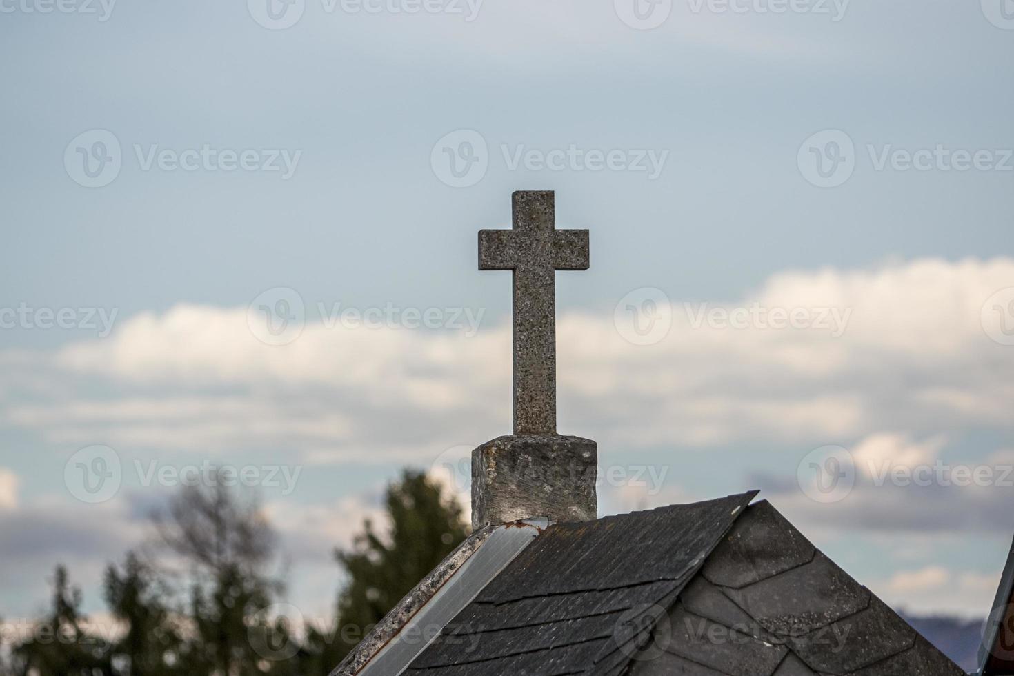 frammento del campanile di una chiesa cristiana con tetto arrugginito. foto