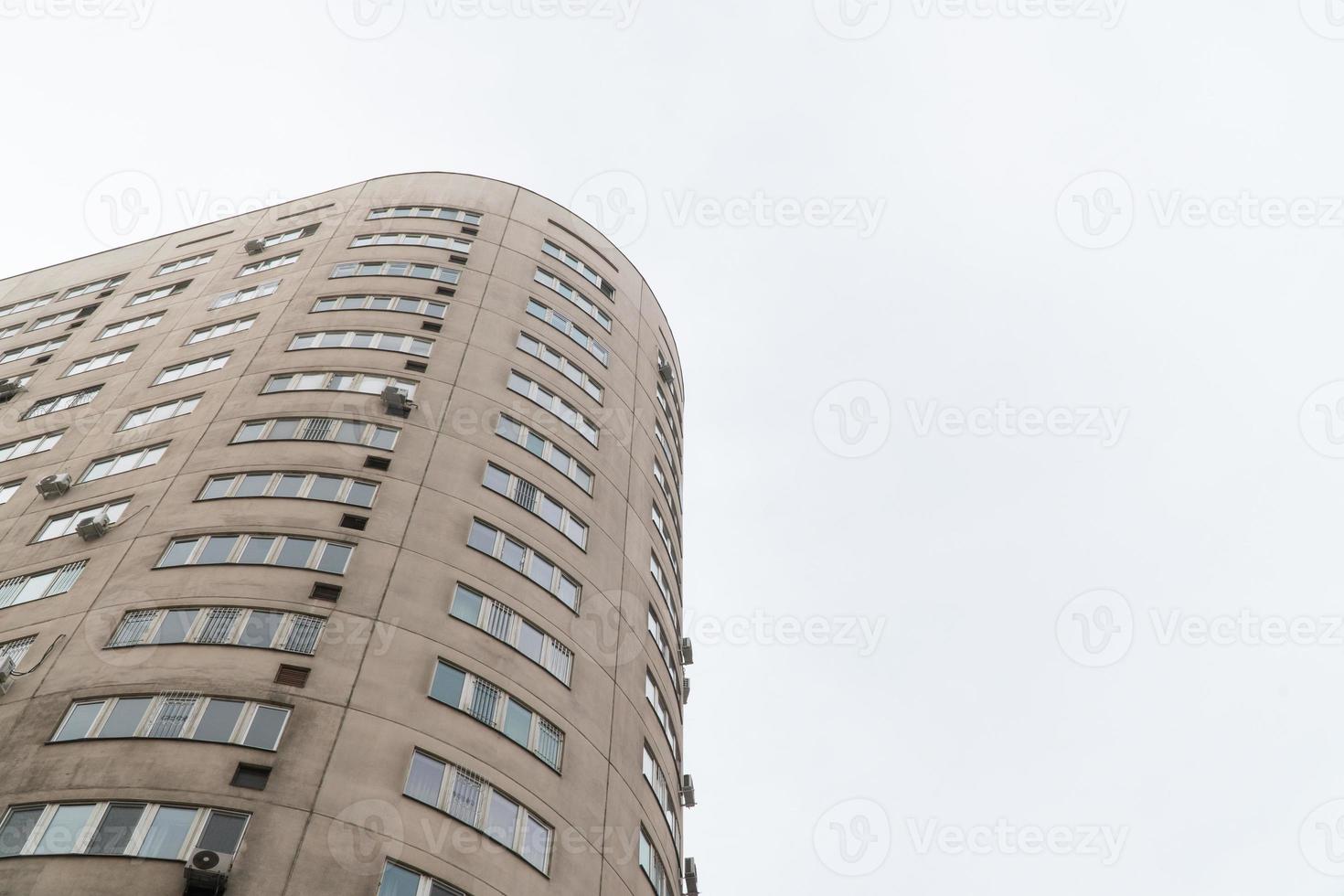 complesso residenziale a più piani contro il cielo. architettura urbana foto