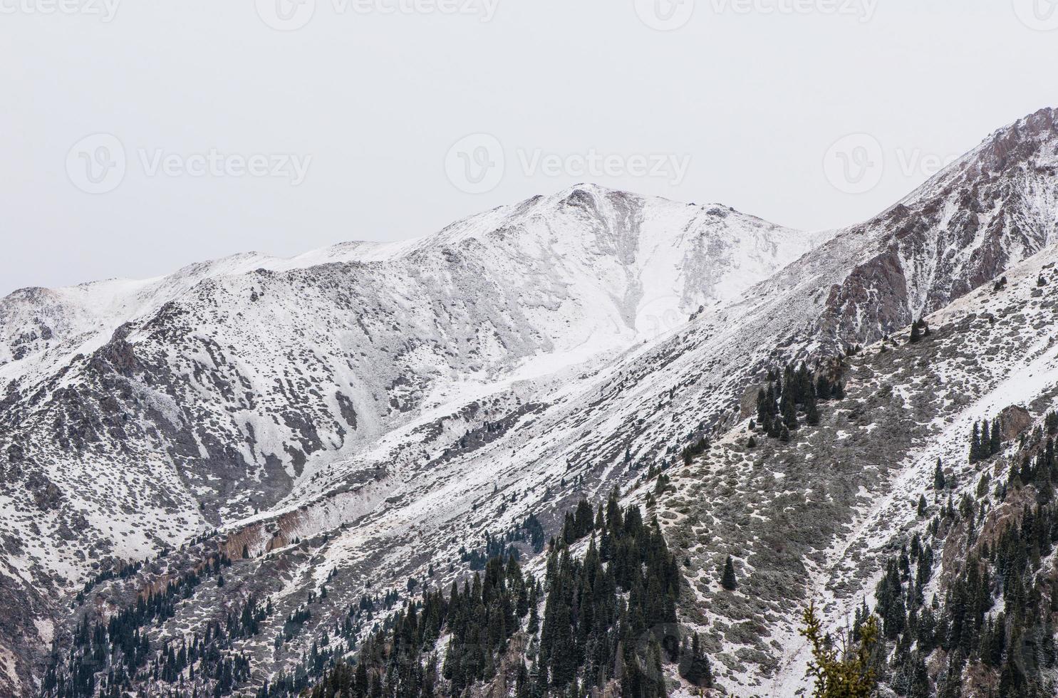 paesaggio di montagne rocciose invernali con nebbia foto