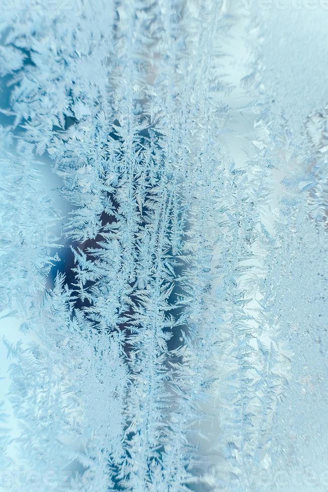 motivi di ghiaccio su vetro congelato. motivo di ghiaccio astratto sul vetro invernale come immagine di sfondo. copia, spazio vuoto per il testo foto