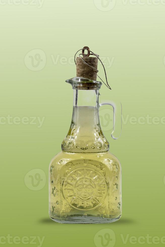 bottiglia di olio di girasole, oliva, cotone, mais o soia isolata su sfondo verde sfumato in brasile foto