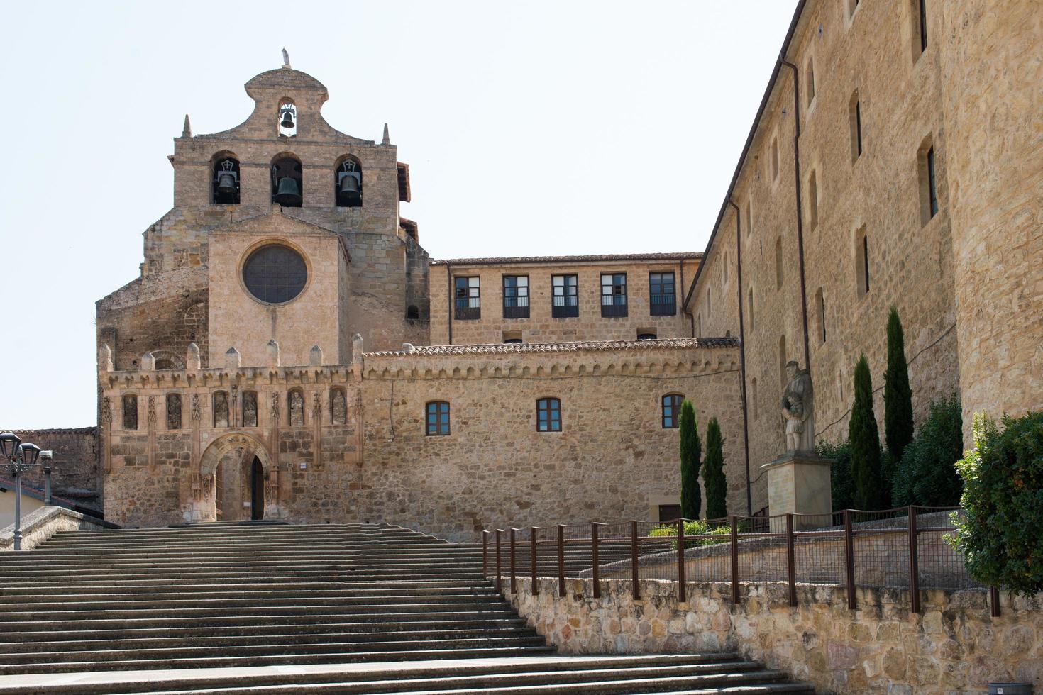 facciata della chiesa di san salvador e scale per l'ingresso principale. nessuno. ona, merindades burgos, spagna. foto