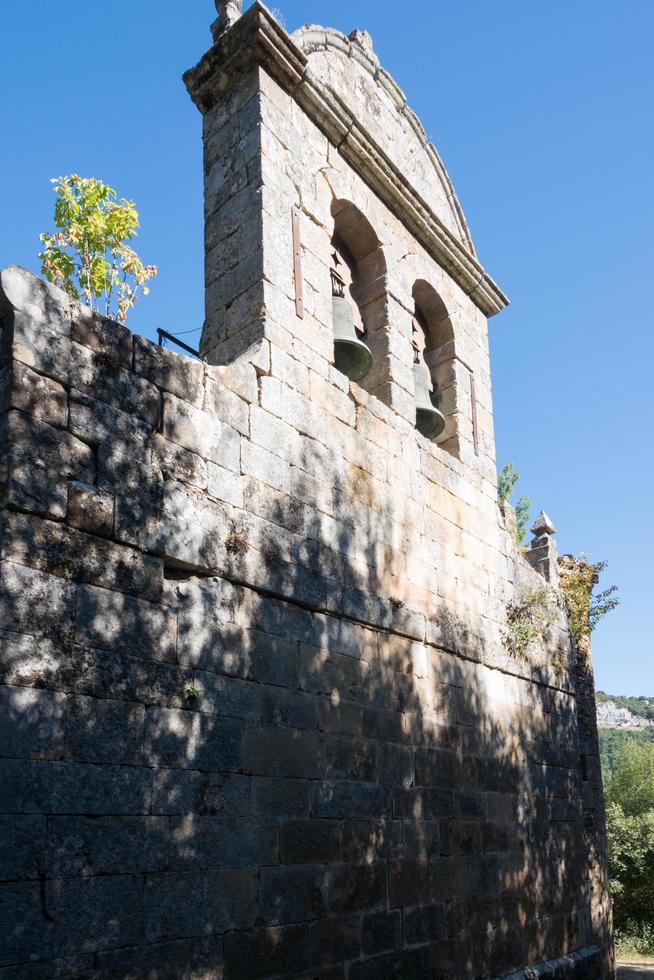 primo piano di un campanile di un'antica chiesa a merindades, burgos, spagna foto