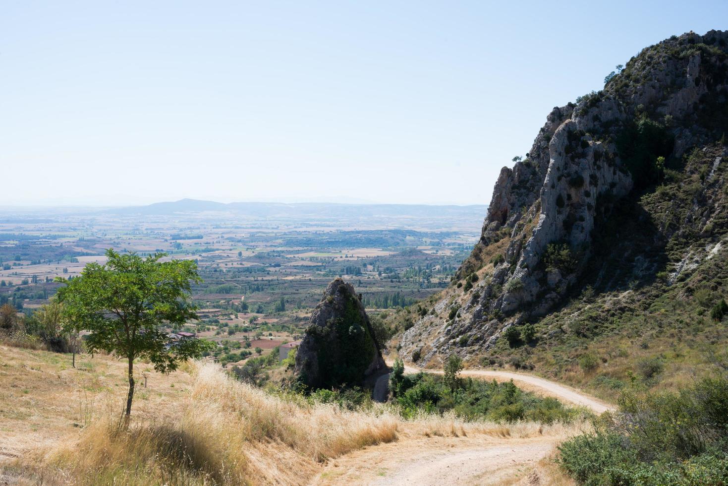 bellissimo sentiero vicino a poza de la sal per il trekking. vista aerea, merindades, burgos, spagna foto