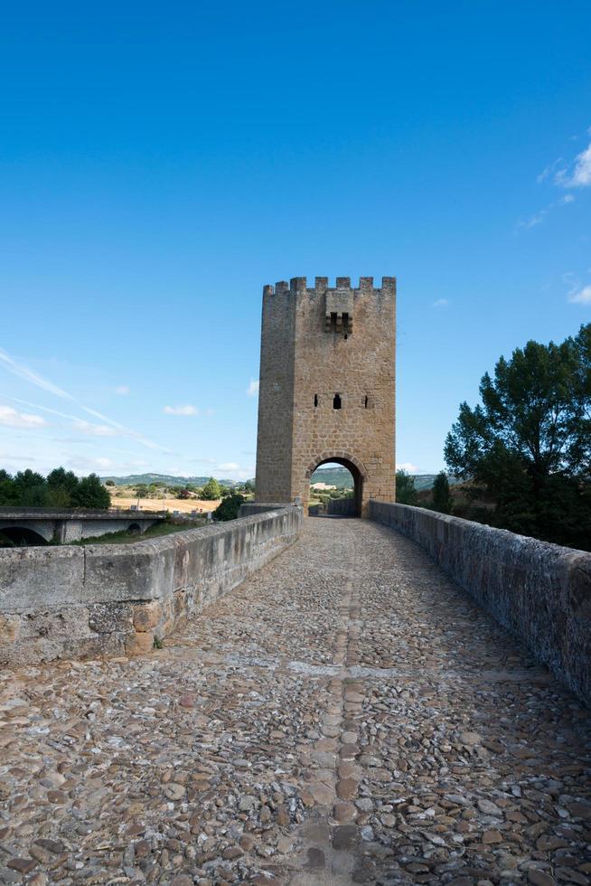 vista dall'antico ponte di pietra sul fiume ebro a frias. torre e arco. frias, merindades, burgos, spagna foto