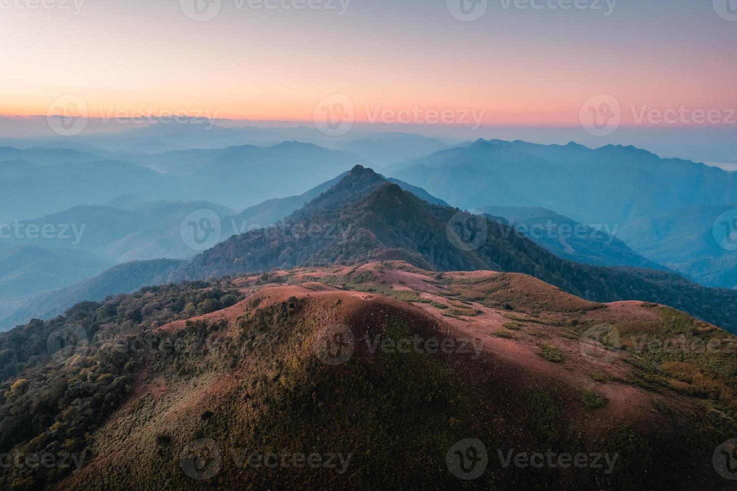 montagna mattutina dall'alto prima dell'alba foto