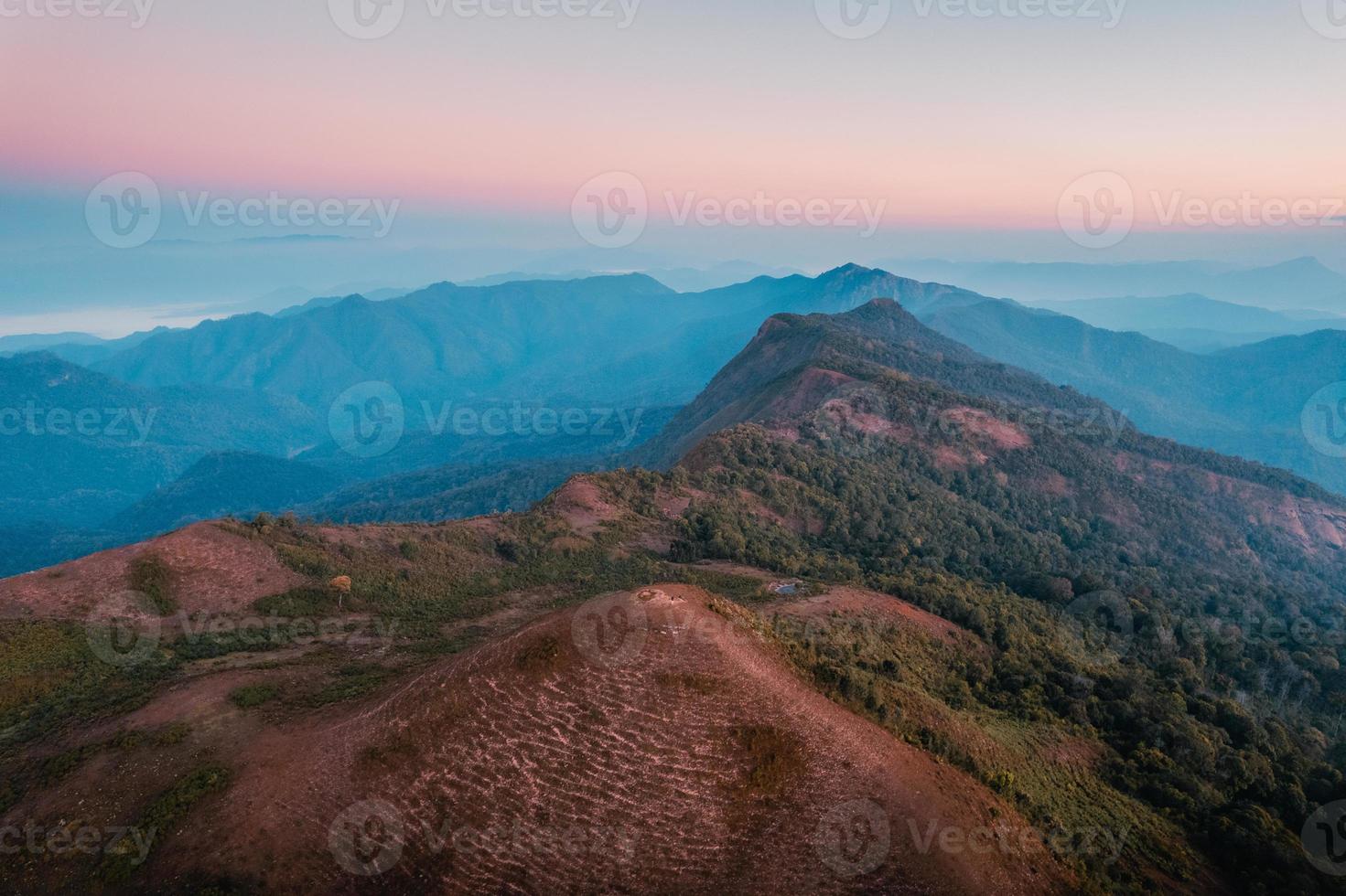 montagna mattutina dall'alto prima dell'alba foto