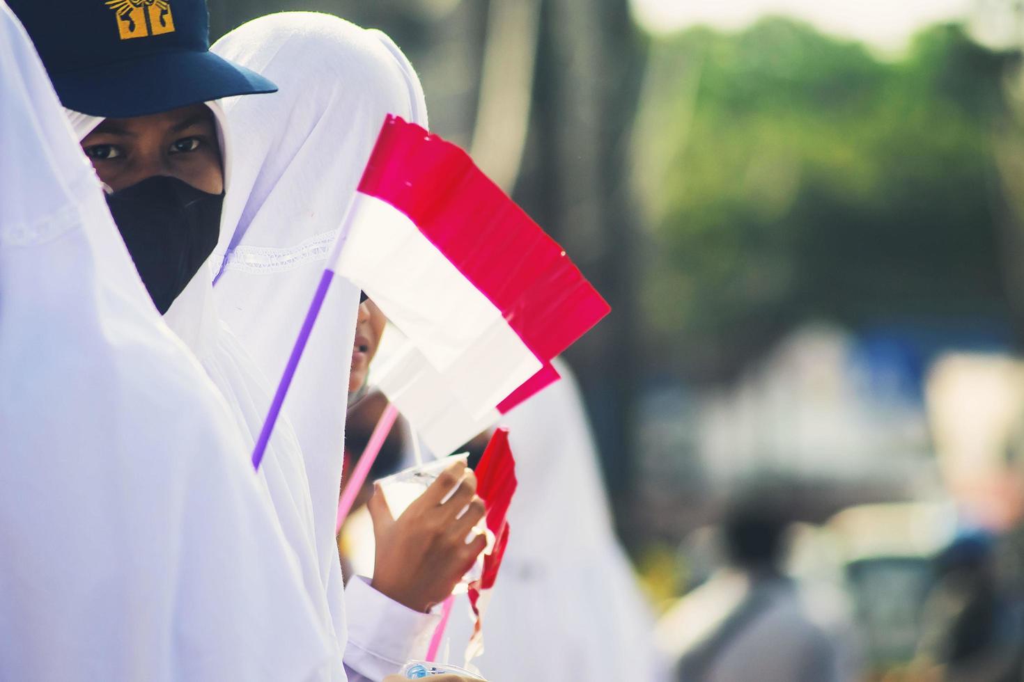 sorong, papua occidentale, indonesia, 4 ottobre 2021. visita di stato del presidente dell'indonesia, joko widodo. gli studenti sono benvenuti sul ciglio della strada foto