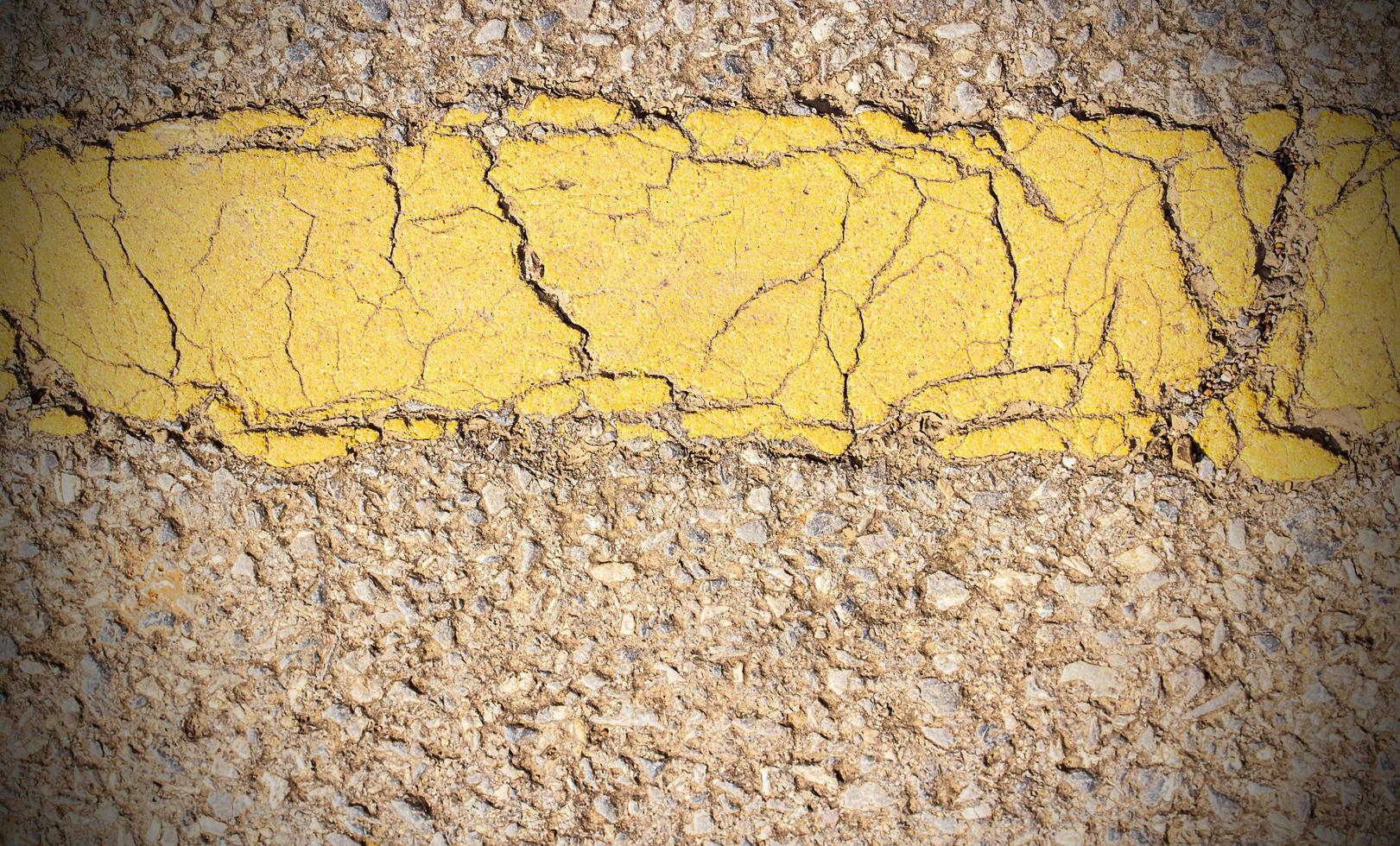 linea gialla sulla struttura della strada foto