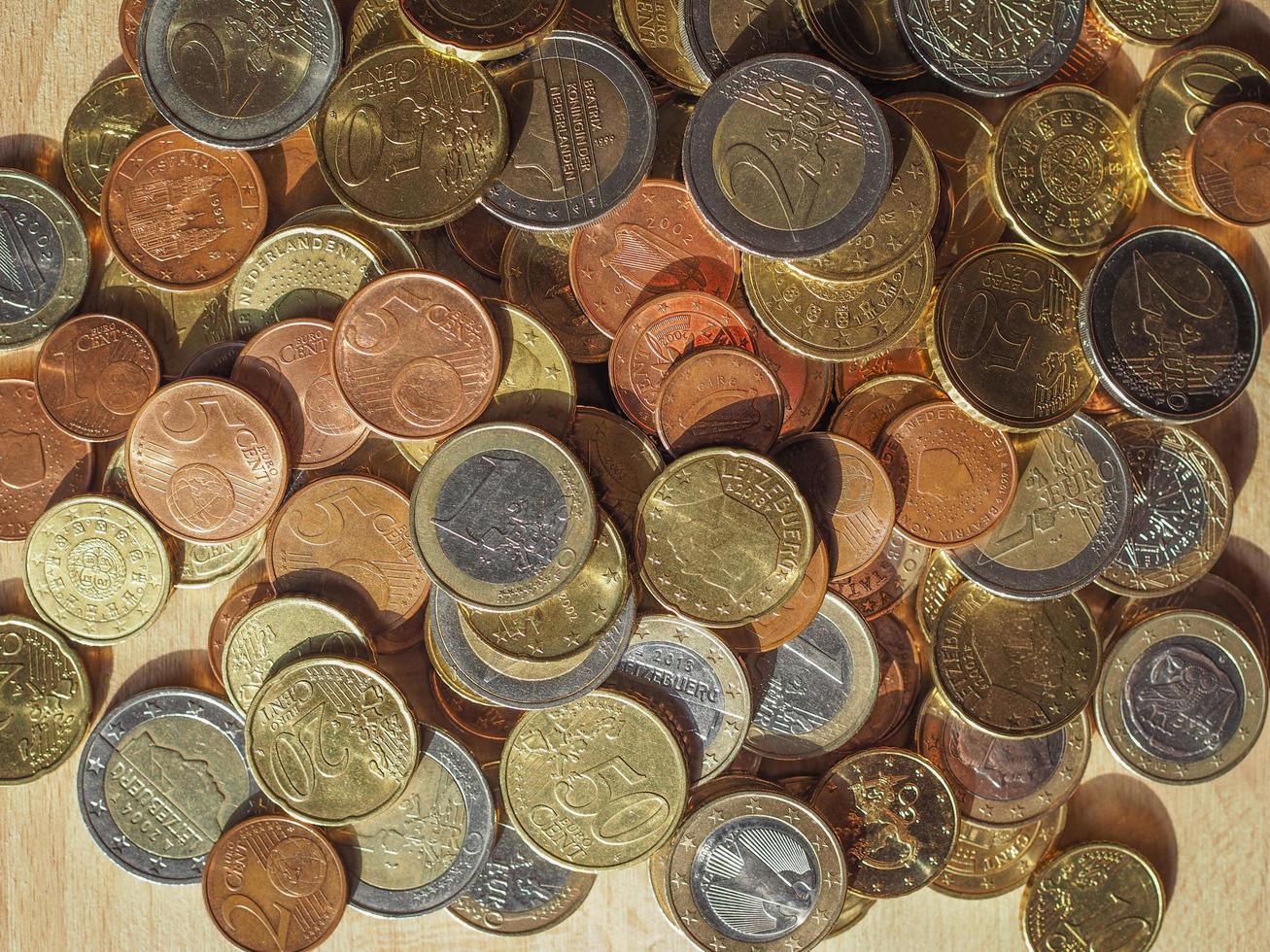 molte monete in euro foto