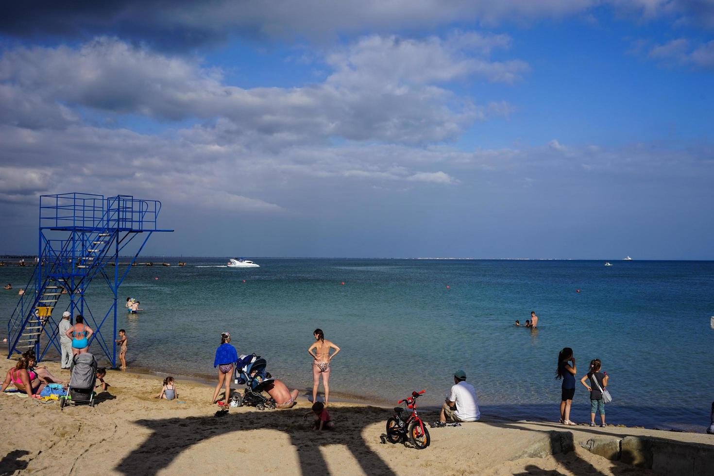 evpatoria, Crimea-20 giugno 2015 - passeggiata della città in riva al mare con spiaggia e vacanzieri. foto