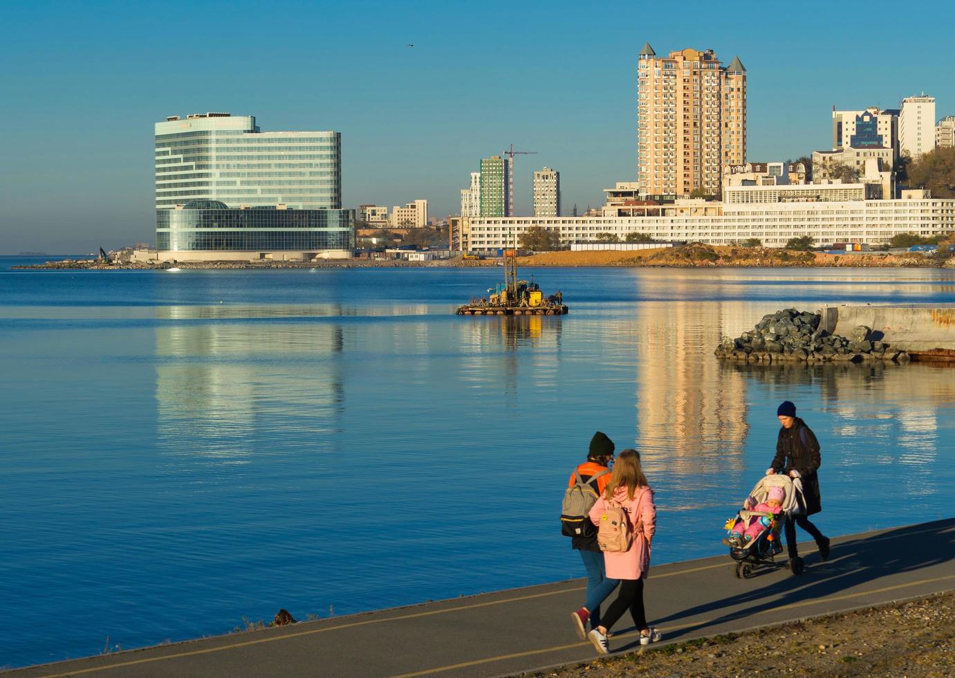 vladivostok, russia-3 novembre 2018- paesaggio marino con vista sulla costa e sull'architettura della città. foto