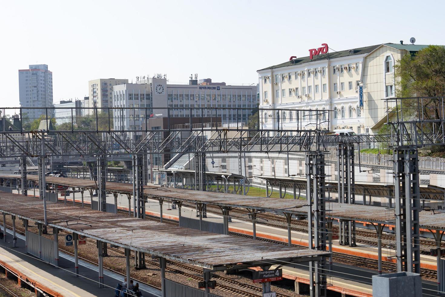 vladivostok, russia-29 settembre 2019 -paesaggio urbano con vista sulla stazione ferroviaria. foto