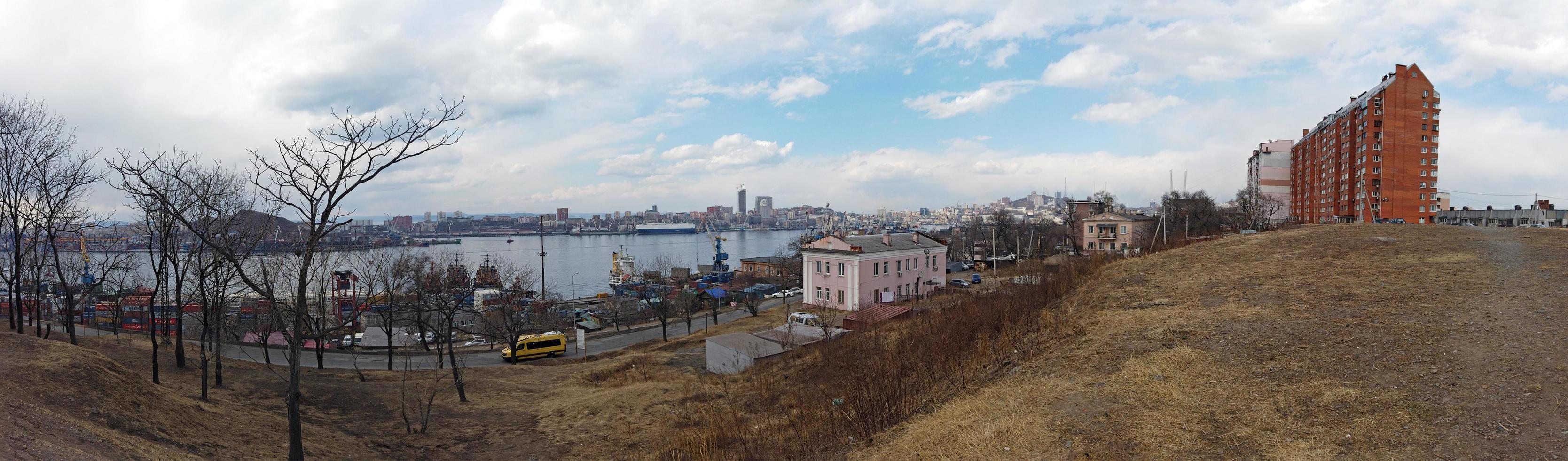 vladivostok, primorsky krai - 6 aprile 2018-panorama del paesaggio urbano con vista sulla baia. foto