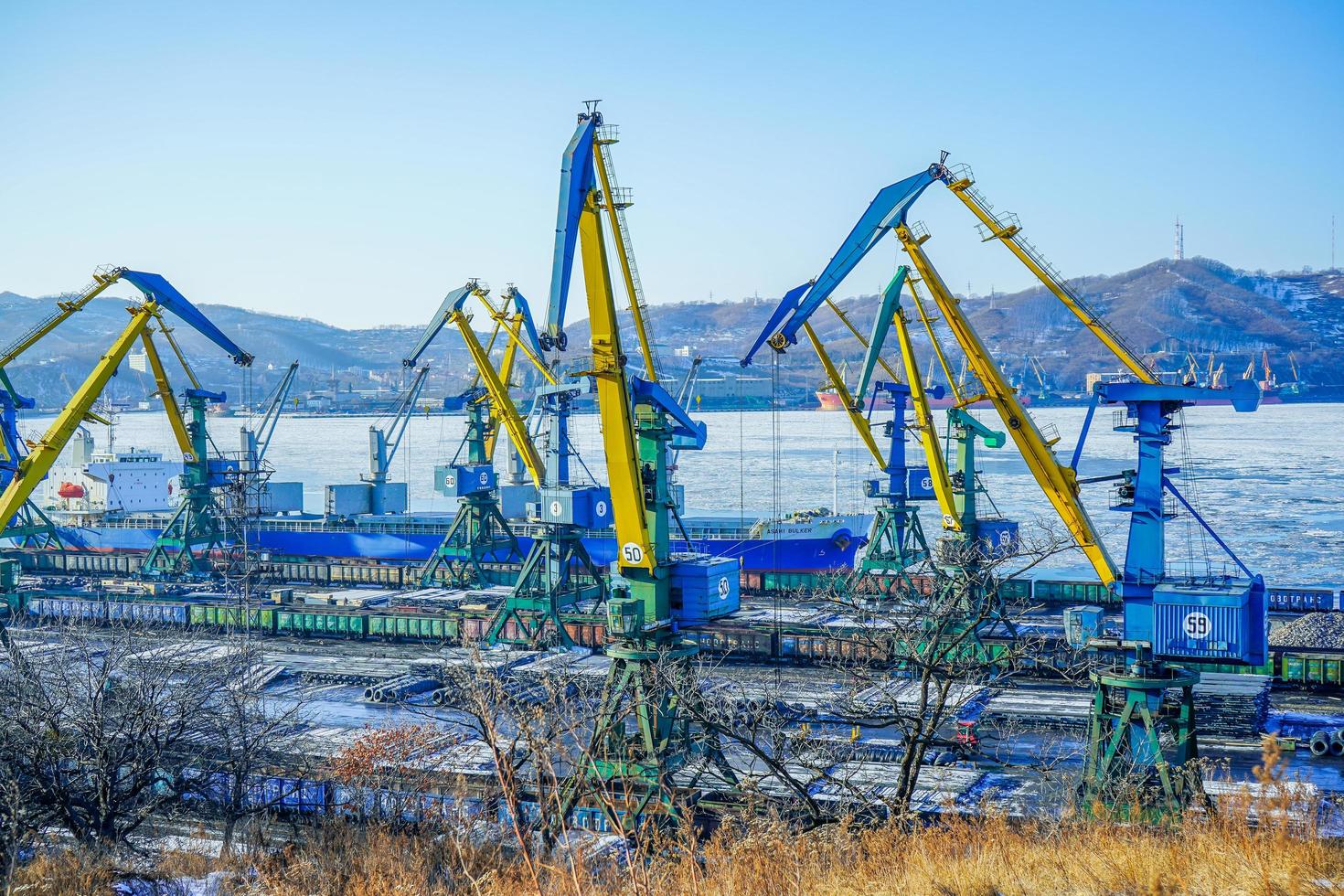 nakhodka, primorsky krai-10 gennaio 2020- paesaggio urbano con vista sul porto e sulle gru. foto
