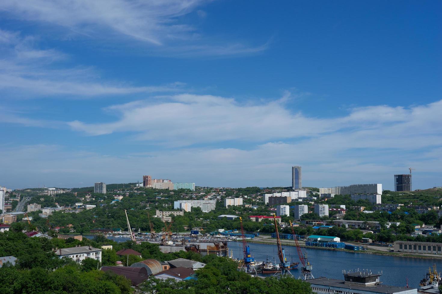 vladivostok, primorsky krai - 17 maggio 2019- lo skyline della città con vista sulla baia di Diomede a foto