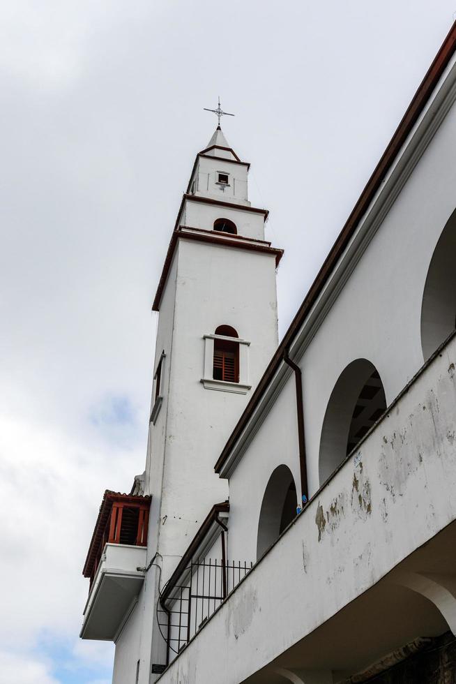 facciata della basilica santuario del senor de monserrate santuario sulla cima della montagna di monserrate, bogotà, colombia, sud america foto