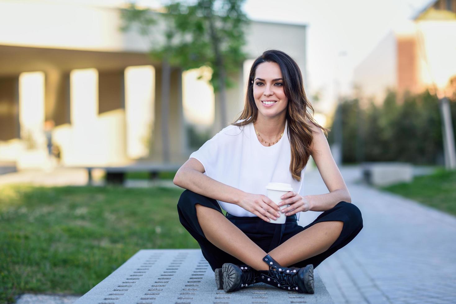 studentessa che fa una pausa caffè all'università foto