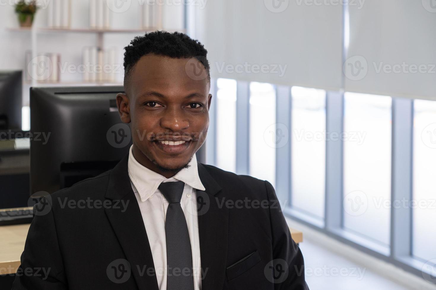 ritratto di uomo d'affari nero che lavora in ufficio foto