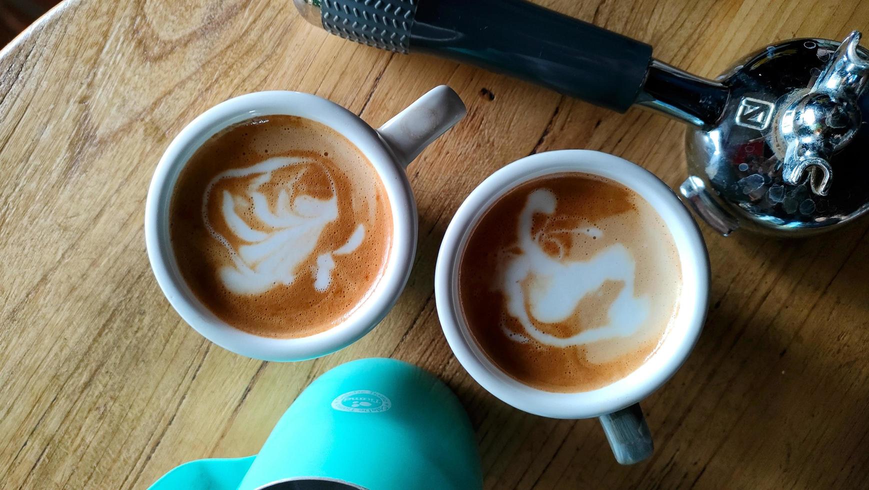 una tazza di caffè caldo con una caffettiera foto