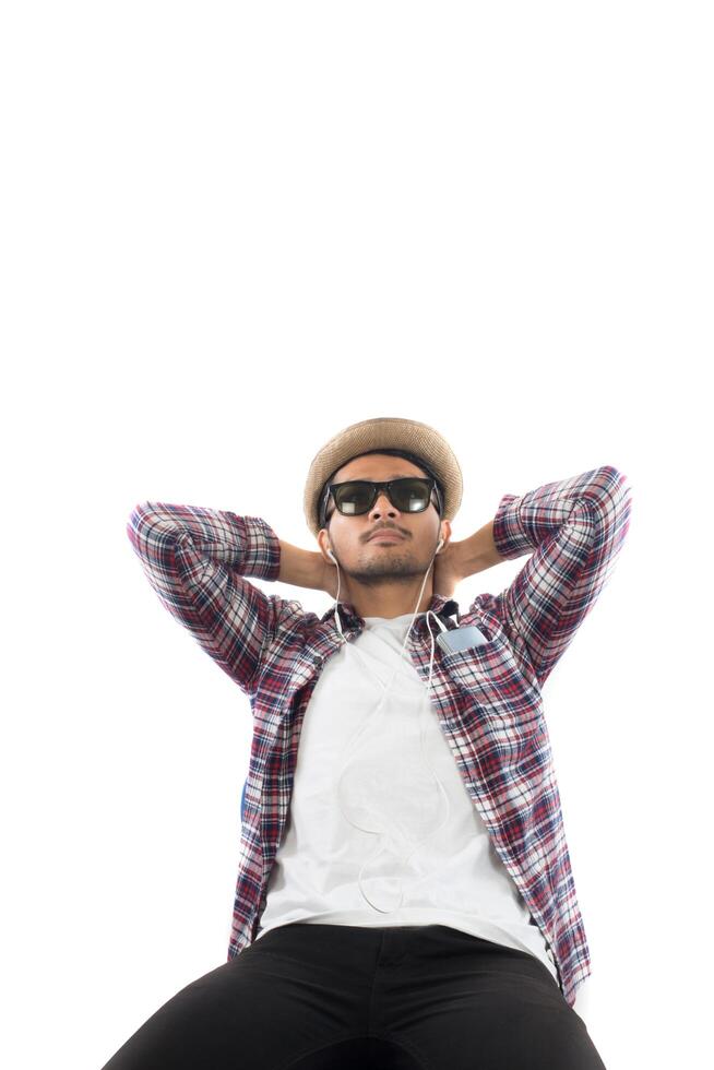 giovane uomo hipster in auricolari con smartphone isolato su sfondo bianco. foto