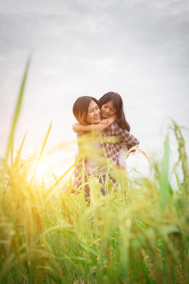 ritratto mamma e figlia che giocano all'aperto, godendosi il tempo in famiglia. foto