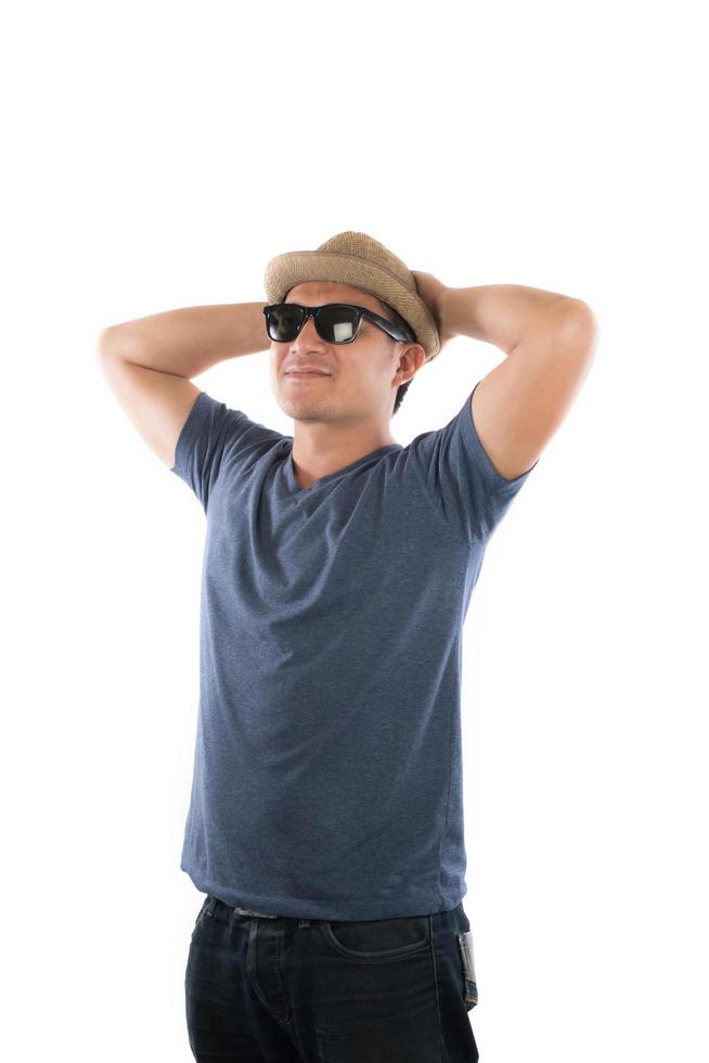Ritratto di giovane uomo hipster che indossa un cappello t-shirt blu con la testa alla telecamera su sfondo bianco studio isolato. foto