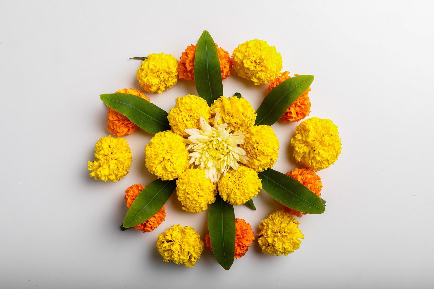 design rangoli di fiori di calendula per il festival di diwali, decorazione floreale del festival indiano foto