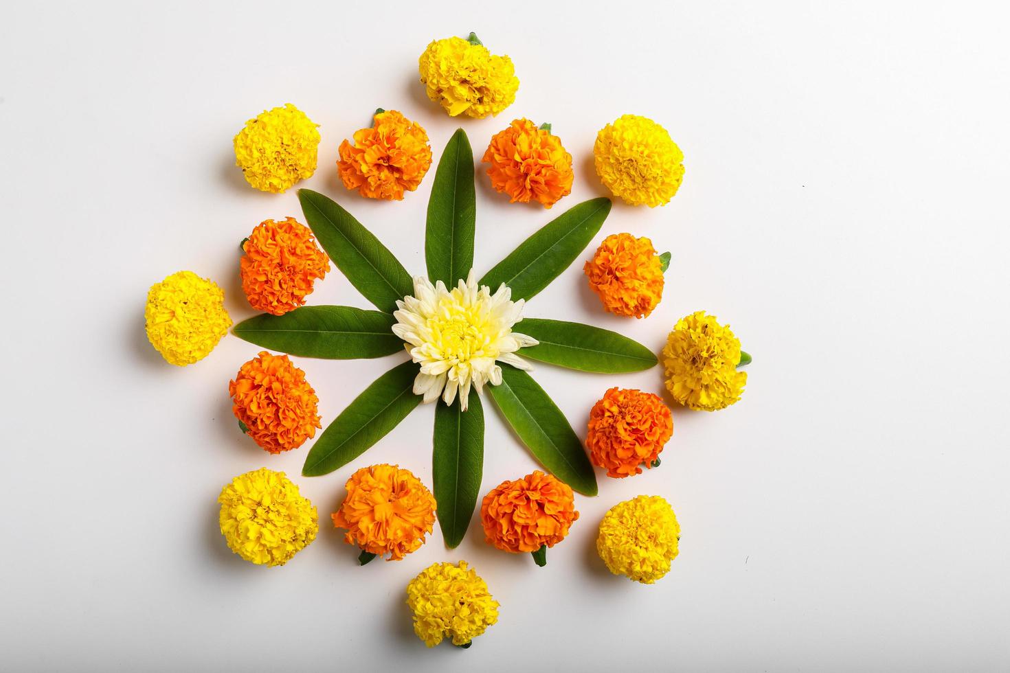 design rangoli di fiori di calendula per il festival di diwali, decorazione floreale del festival indiano foto