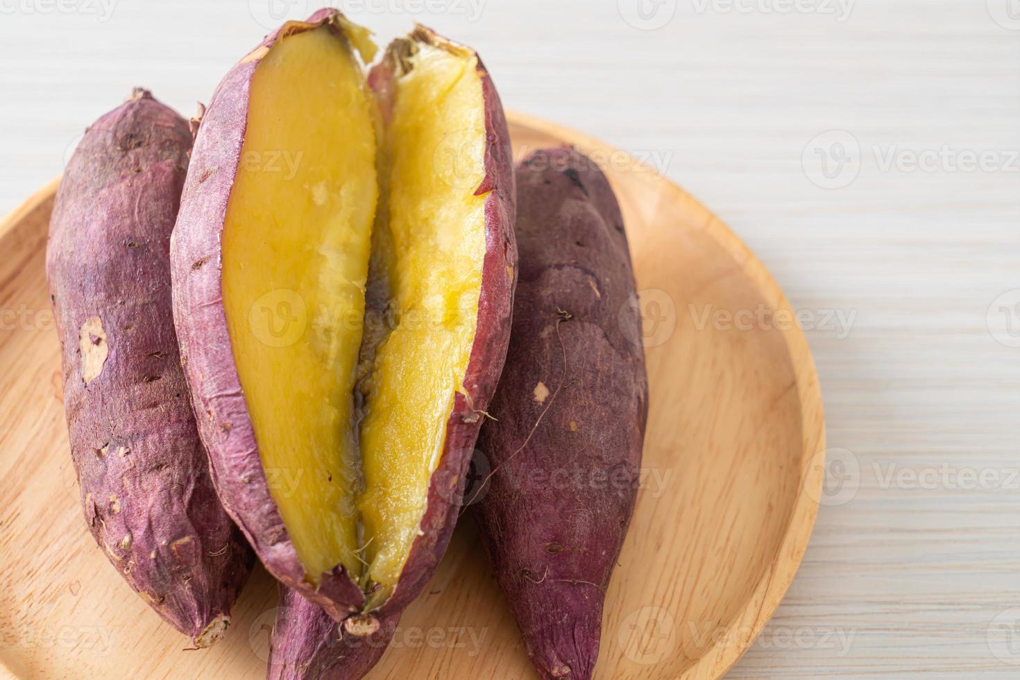 patate dolci giapponesi alla griglia o al forno su piatto di legno foto