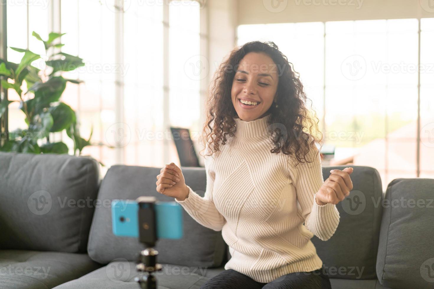 influencer latina che gira video e parla con la fotocamera per il blog foto