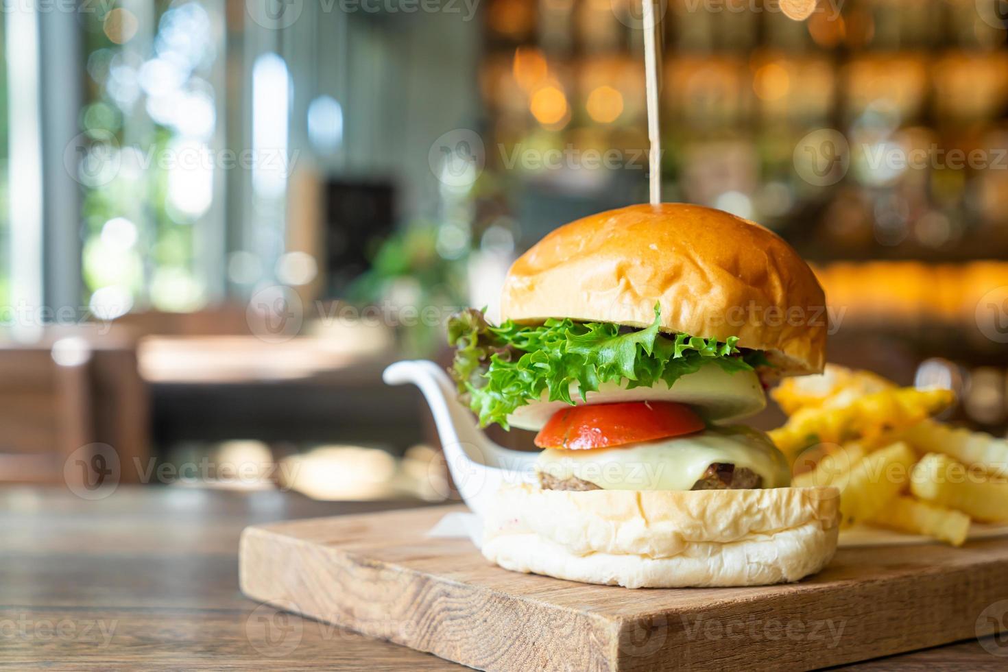 hamburger di manzo con formaggio e patatine foto