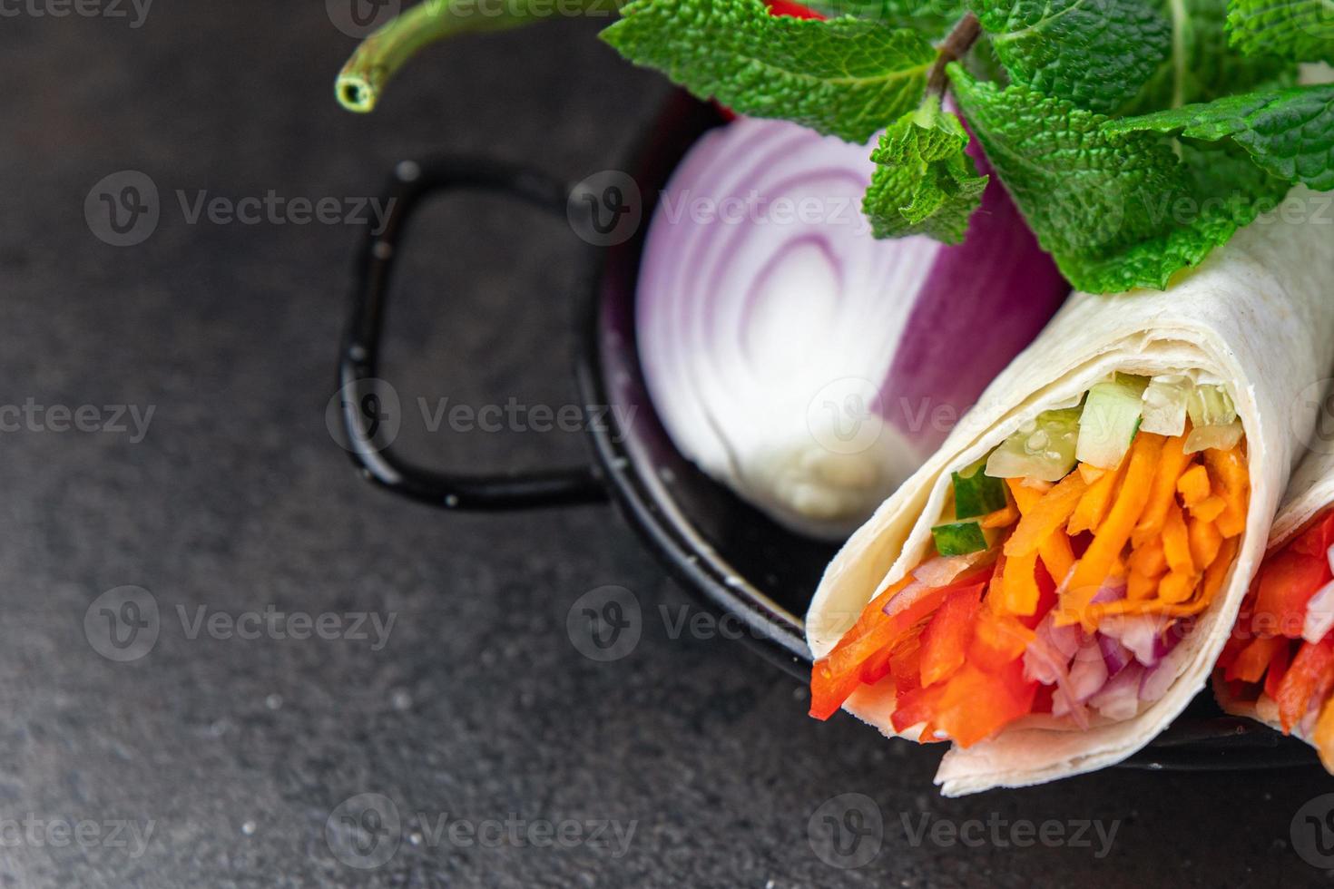 shawarma doner kebab di verdure ripieno di burrito burrito vegetariano pita pane vegetariano foto