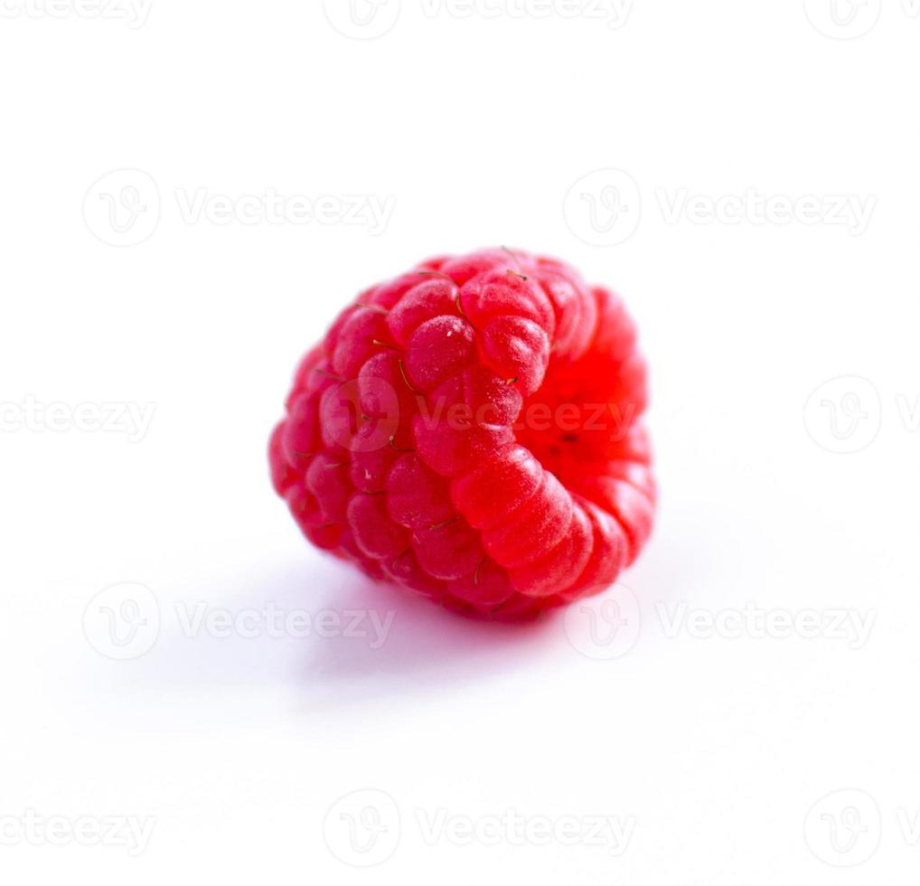 primo piano della fragola isolato su bianco foto