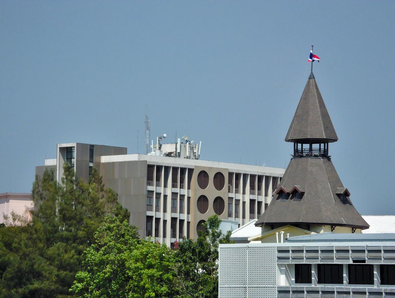 bangkok thailandia08 aprile 2019thammasat university tha prachan un edificio a forma di cupola è un punto di riferimento di questa università visto dal fiume chao. foto