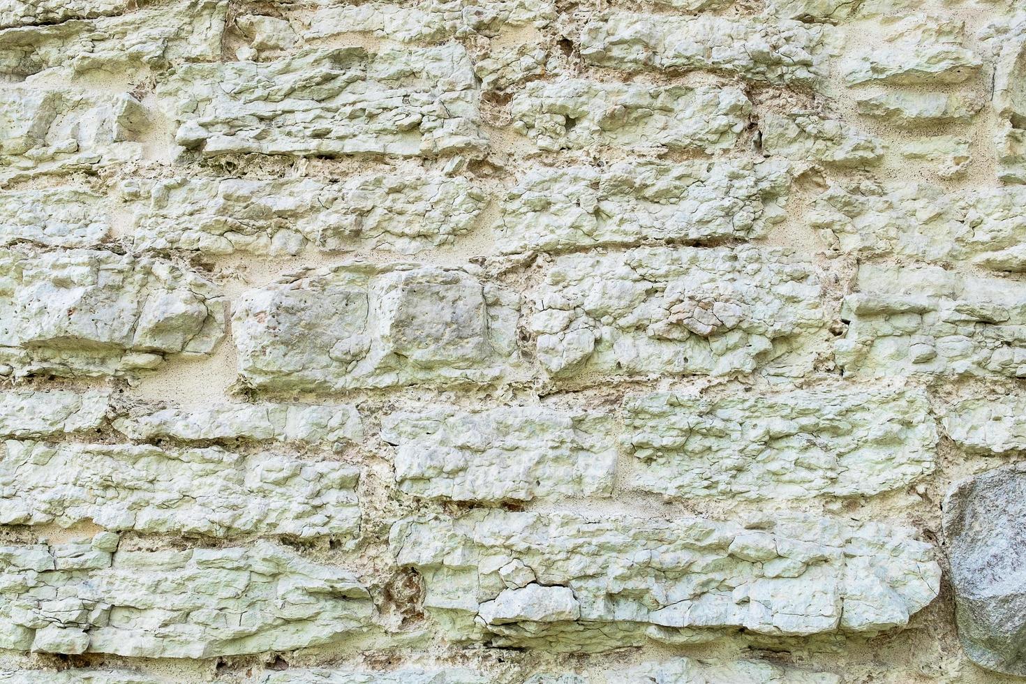 frammento di un'antica cinta muraria di una fortezza medievale foto